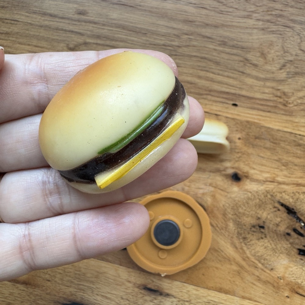 Vintage Lot of 4 Plastic Fast Food Style Magnets Hotdog Hamburger Retro Kitsch - Picture 4 of 4